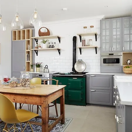 Stylish Period In D6 Daire Dublin
